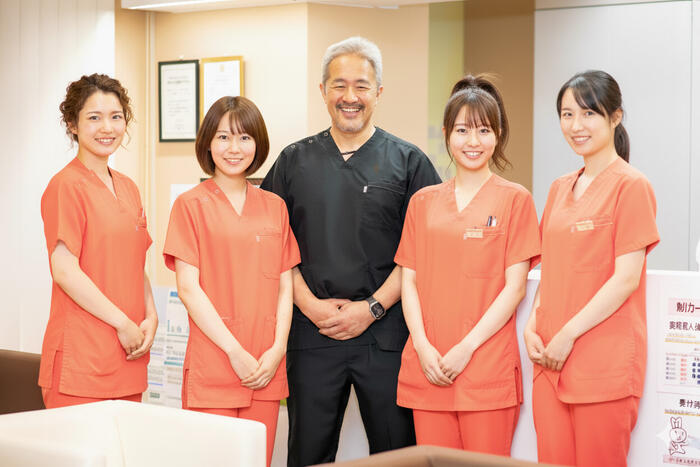 鼠径ヘルニアの診療を行うGi外科クリニックの医師とスタッフ